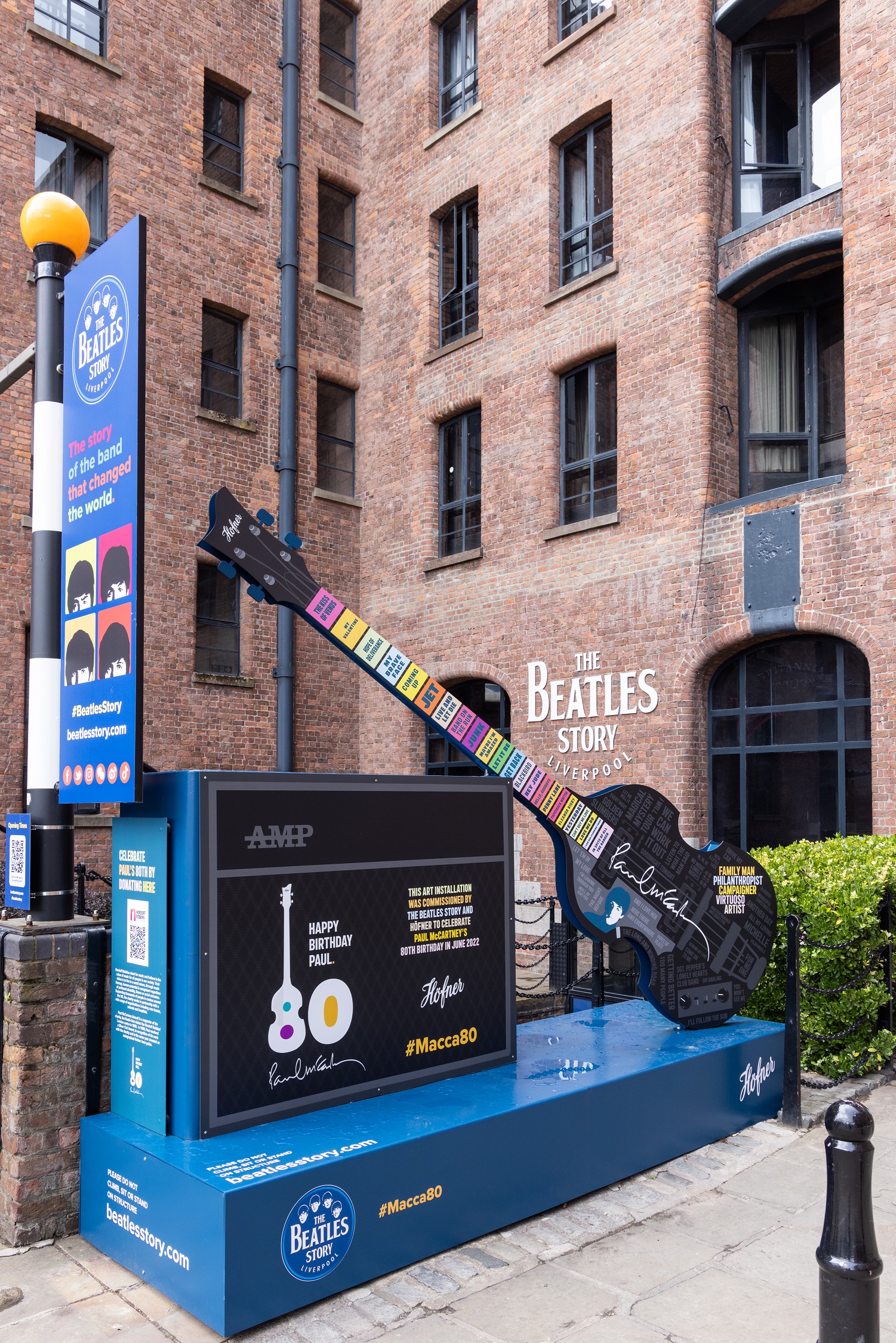 Empresas colaboran para construir una gigantesca instalación de guitarra en Liverpool