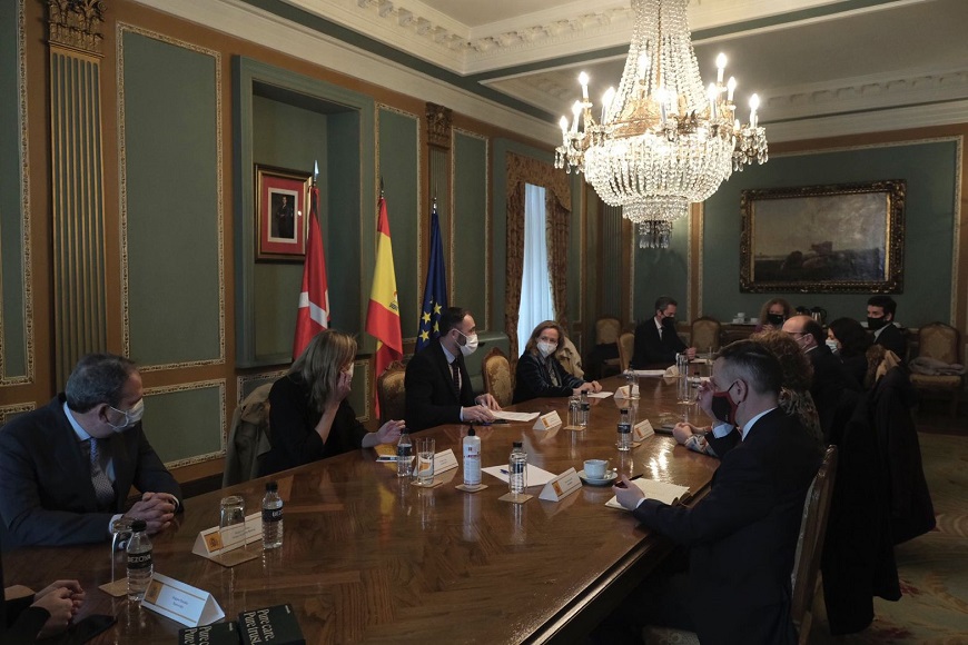 La vicepresidenta Nadia Calviño se reúne con representantes de empresas vascas líderes de nicho ‘campeones ocultos’ para informarles sobre los fondos europeos