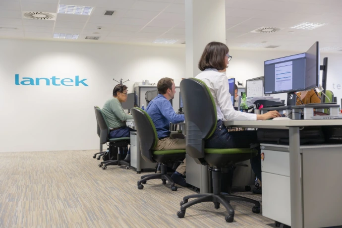 empleados de lantek en el ordenador trabajando