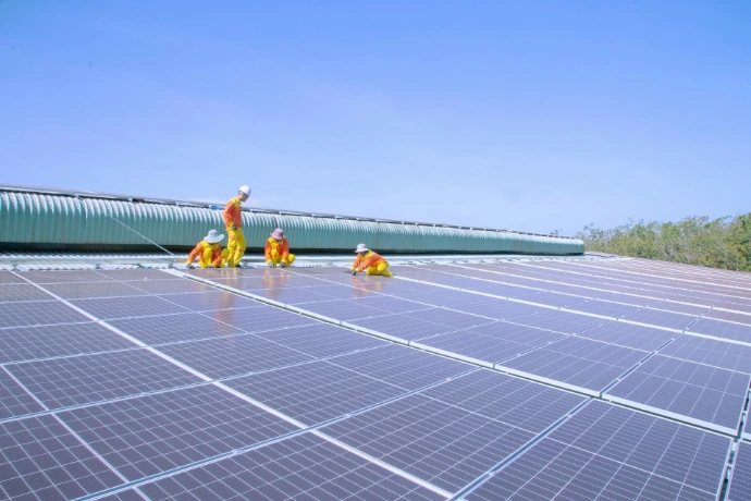 Placas solares con marcos metálicos cortados con Lantek Expert