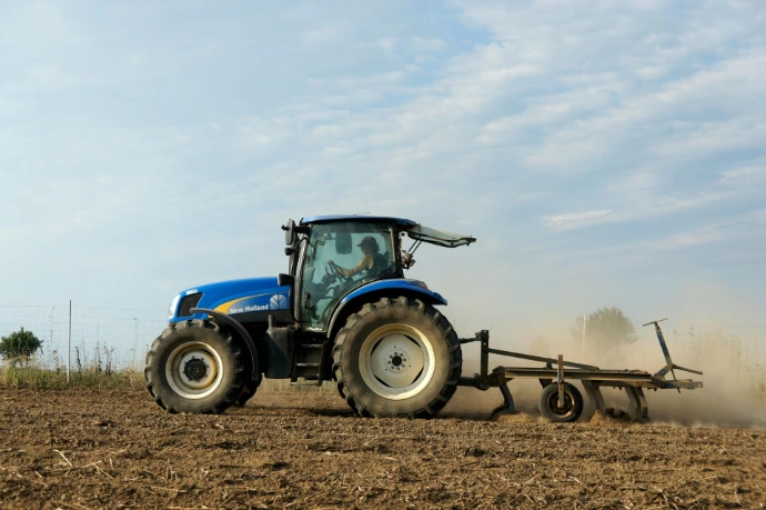 Tractor moderno en campo de cultivo