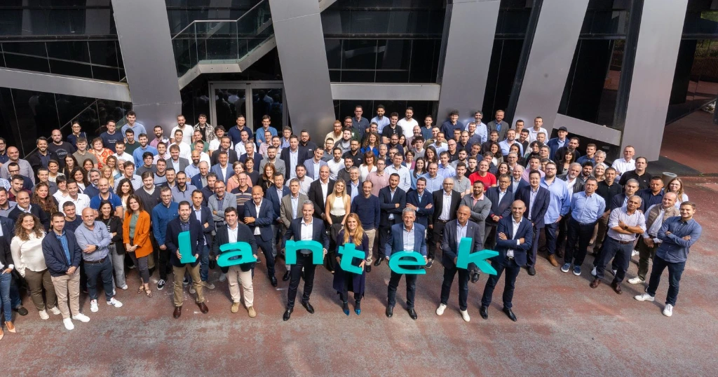 imagen de grupo de los empleados de lantek
