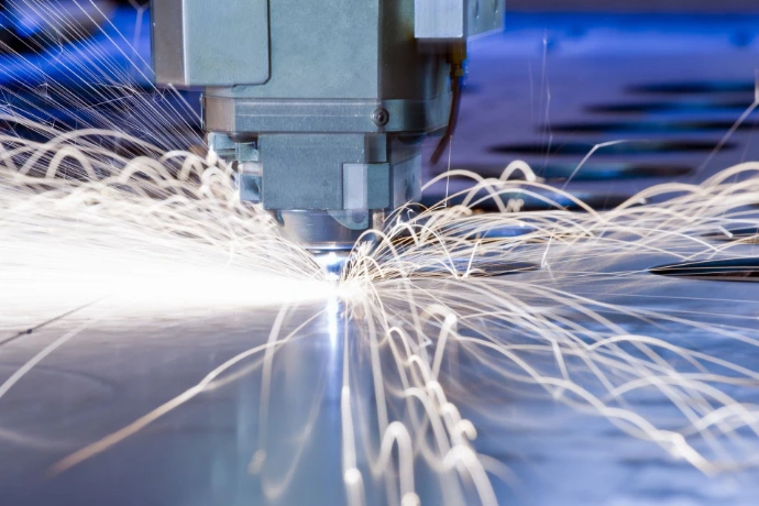 cabezal laser cortando chapa