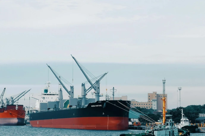 astillero con barco negro y rojo en construccion