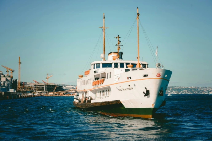 barco metálico navegando
