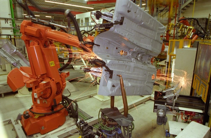Fabricación de piezas metálicas para vehículos en planta industrial