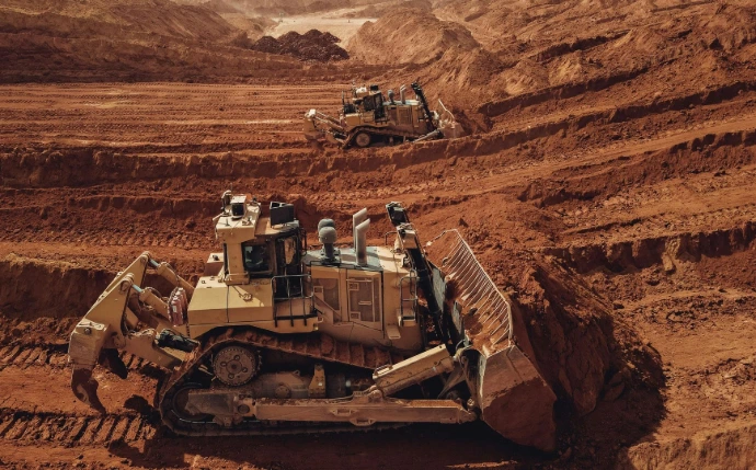 Maquinaria pesada moviendo tierra en obra